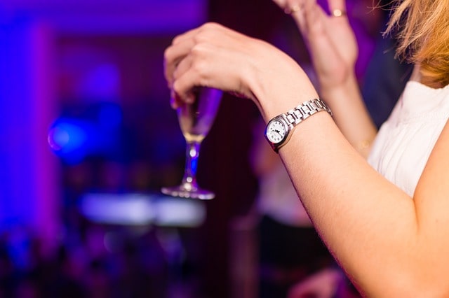 女性とお酒と悩み
