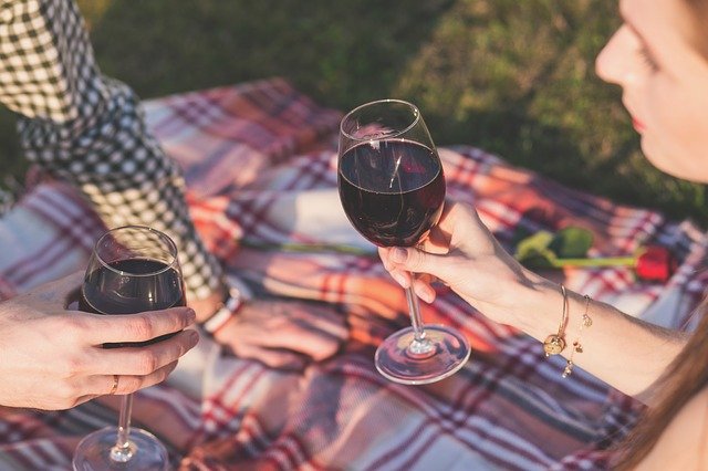 お酒を飲む男女
